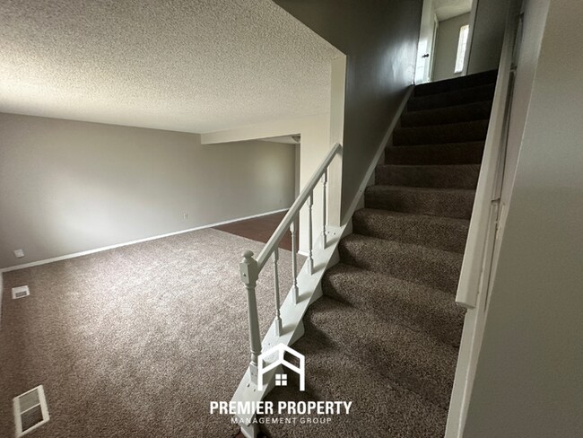 Building Photo - Spacious 4BR Home w/ Fireplace, Covered Patio & Fenced Yard