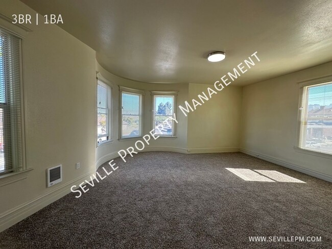 Building Photo - TOTALLY REMODELED 3BR / 1BA Upstairs Apart...