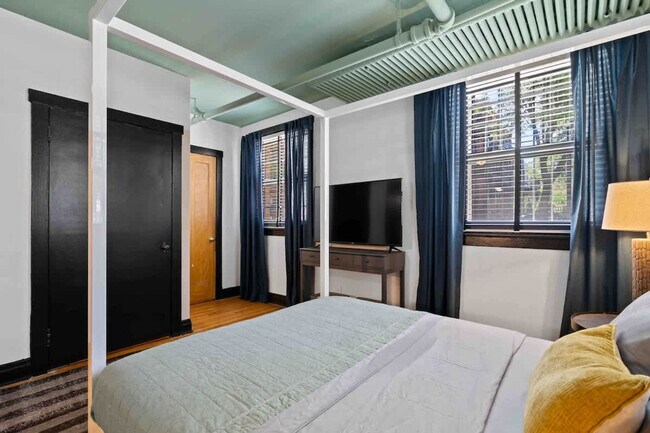 Building Photo - 1421 W Addison St