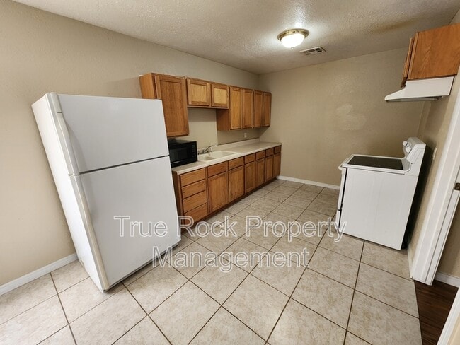 Building Photo - 218 E 14th St