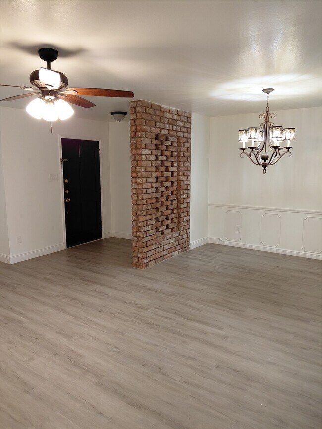 Building Photo - 13150 Trail Hollow Dr