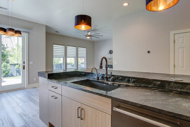 Building Photo - 2217 Daniel Island Dr