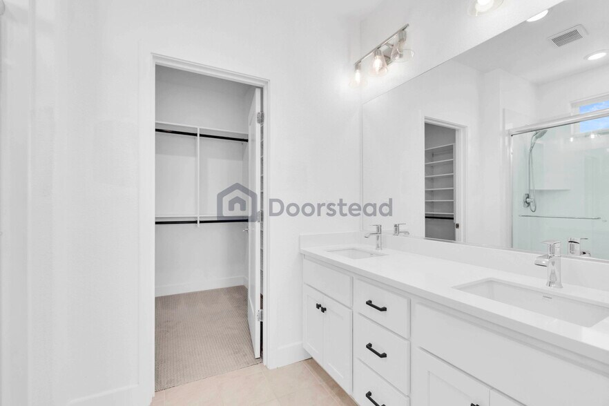 Building Photo - 16819 Karsen Ln