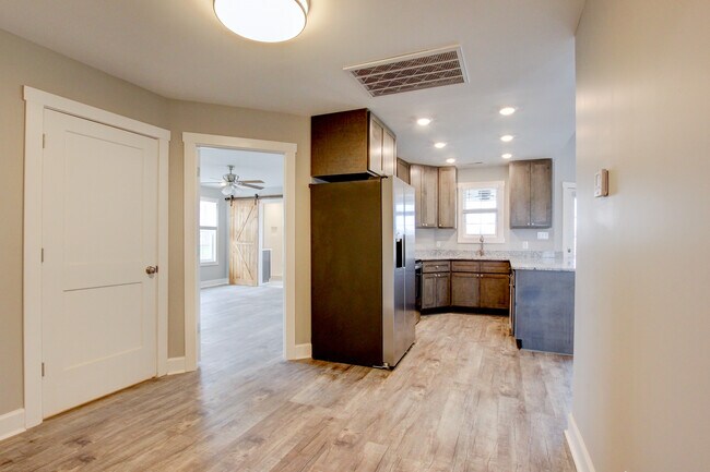 Building Photo - 127 Riverbend Dr