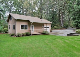 Building Photo - Charming 1 Bedroom Cottage with Attached Garage
