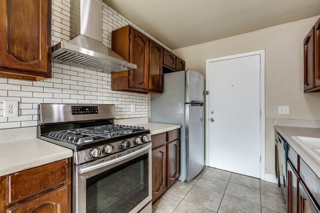 Building Photo - 4-BEDROOM NEAR THE MEDICAL CENTER!