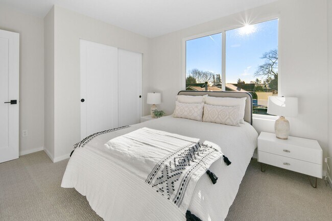 Building Photo - Modern Townhome in Licton Springs – Rooftop Deck & Stylish Living!