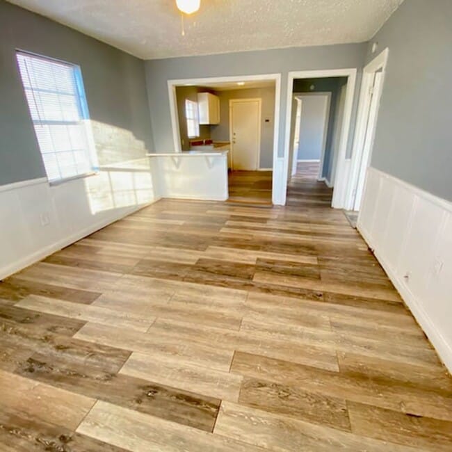 Building Photo - Handyman Special $0 First Month's Rent / $0 Deposit at move-in “You fix, you SAVE BIG!!” Contact ...