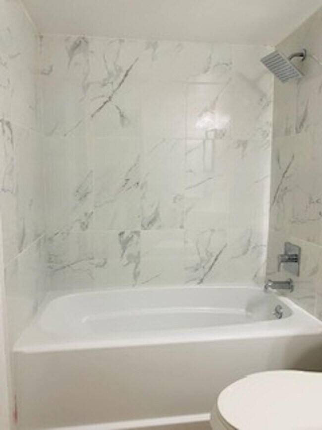 Building Photo - 4 bed 3, bath with connected guest house