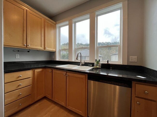 Building Photo - Modern Townhome Near OHSU with 3 Bedrooms Each with Private En-Suite Bath