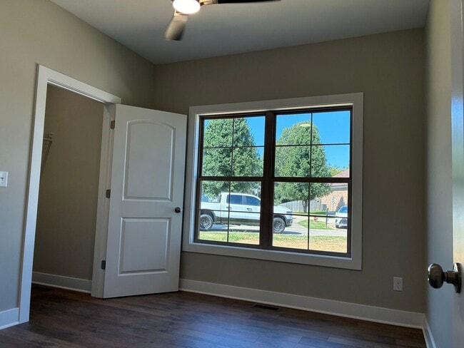 Building Photo - 102 Twin Lakes Dr