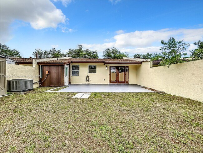 Building Photo - 13804 Kendale Lakes Dr