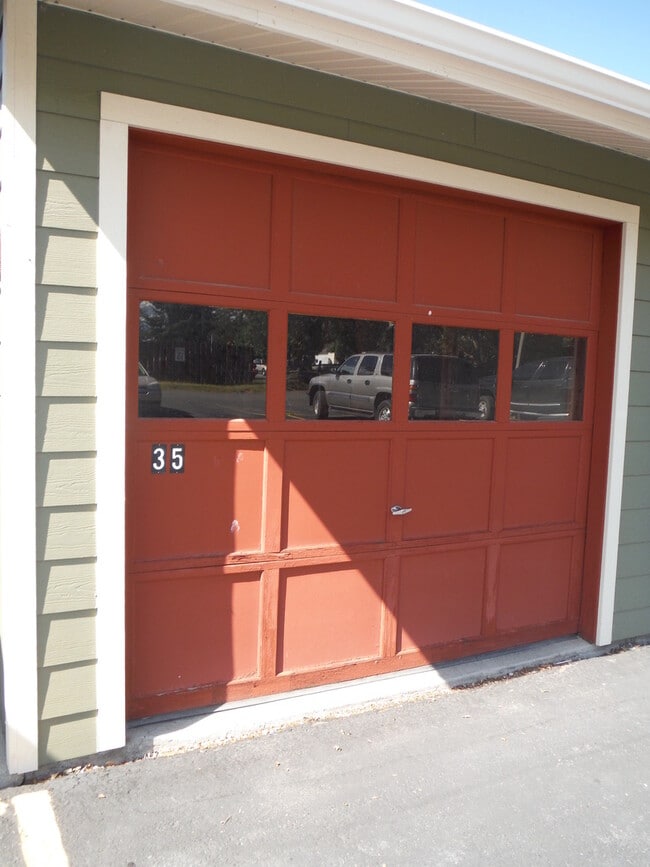 Building Photo - Cute 3 Bedroom Condo w/ Bonus Room - Walki...