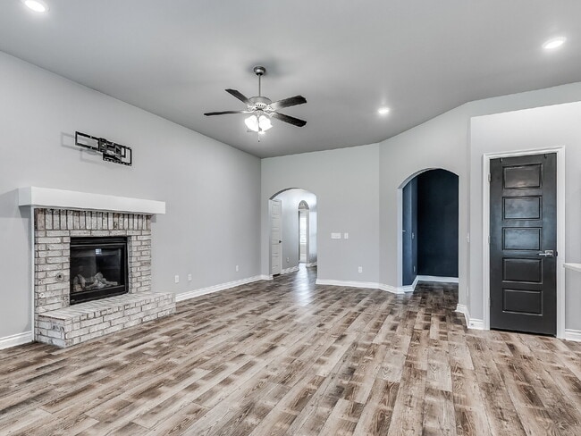Building Photo - Modern Home on Large Lot!