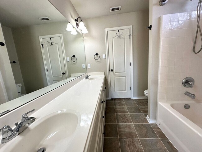Building Photo - Gorgeous 3-bedroom minutes from 82nd & Uni...
