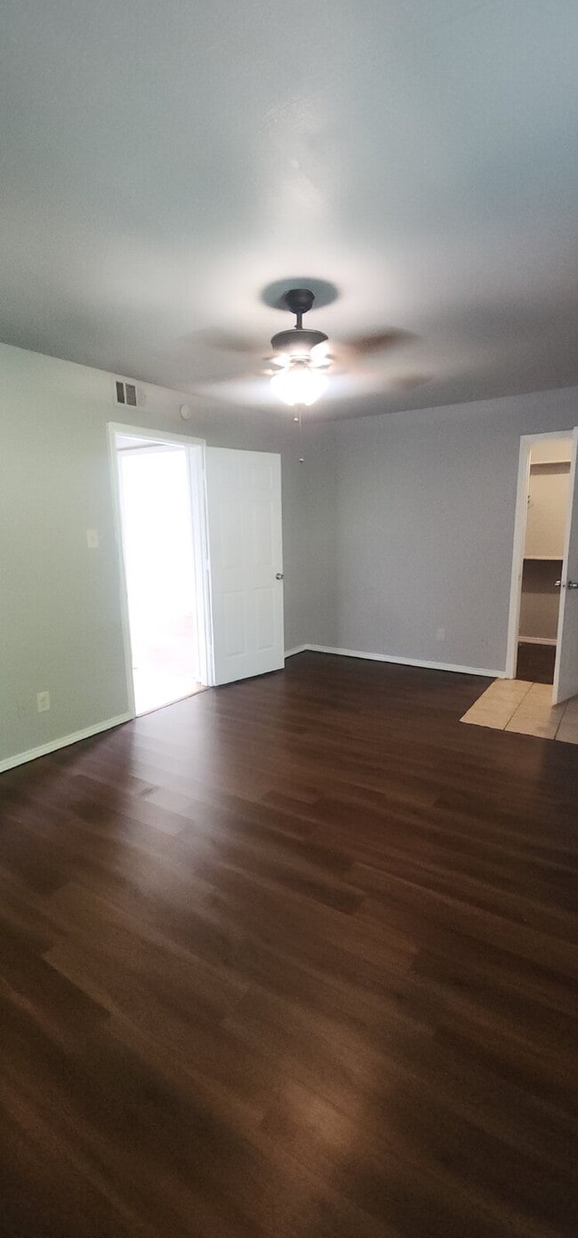 Building Photo - Charming 2 Bed/ 1 Bath Duplex with a Garag...