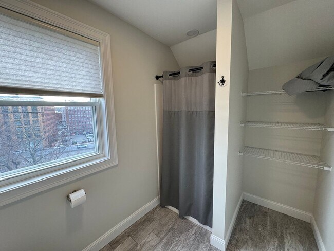 Building Photo - Modern Townhouse for Rent in Haverhill, MA...