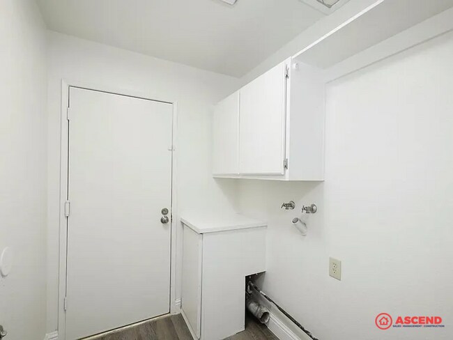 Building Photo - Cozy 3 Bedroom Home at White Ln. & Stine rd.