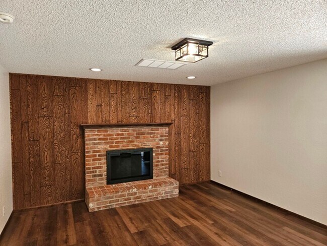 Building Photo - 3Bd/2Ba Single Story Home-For Viewing!