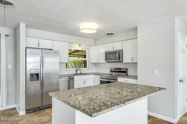 Building Photo - 250 Carib Dr