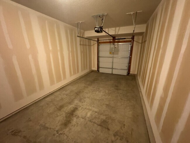 Building Photo - Luxury 5BR 4 BA Home w/ Pool and Clubhouse Access in GREAT location!