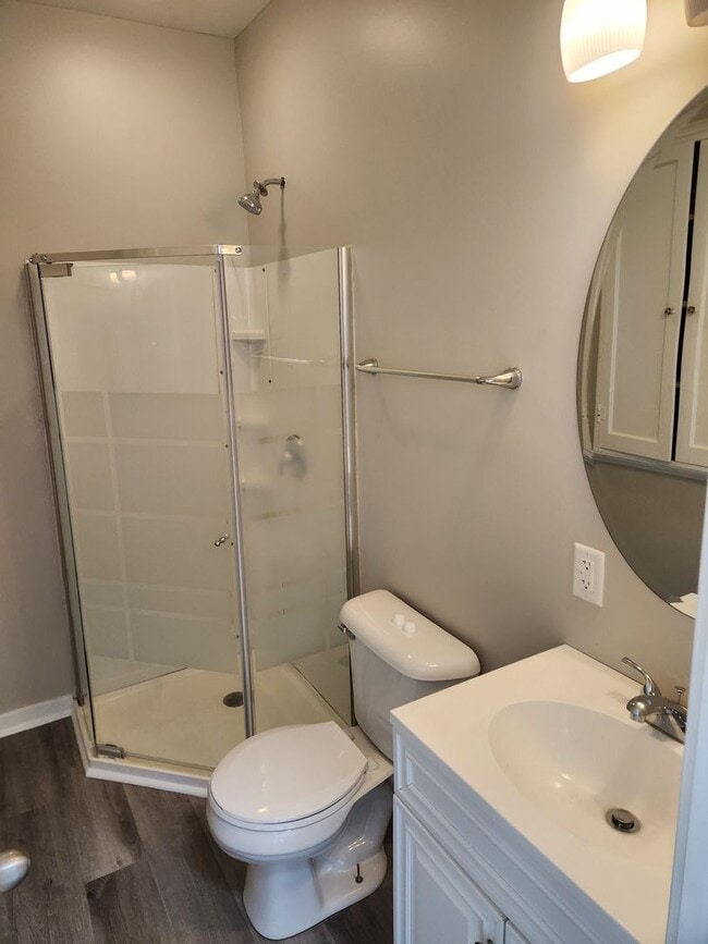 Building Photo - 3/2/1 Newly remodeled, near saddle creek, and med center