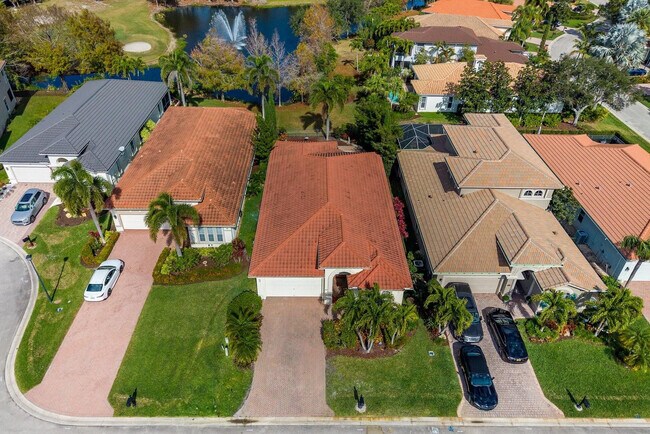 Building Photo - 844 SW Pebble Ln