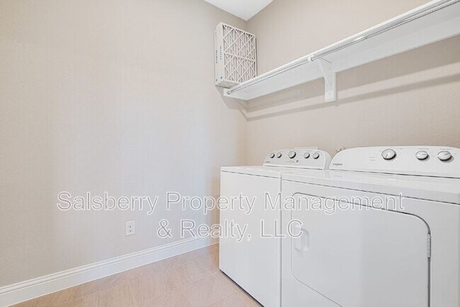 Building Photo - 1140 Huckleberry St