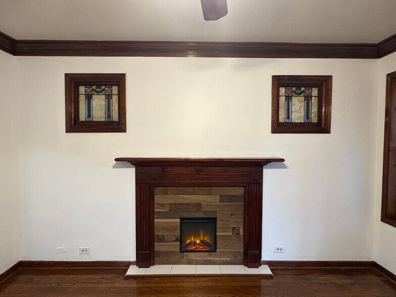 Living room - 3041 W Leland Ave