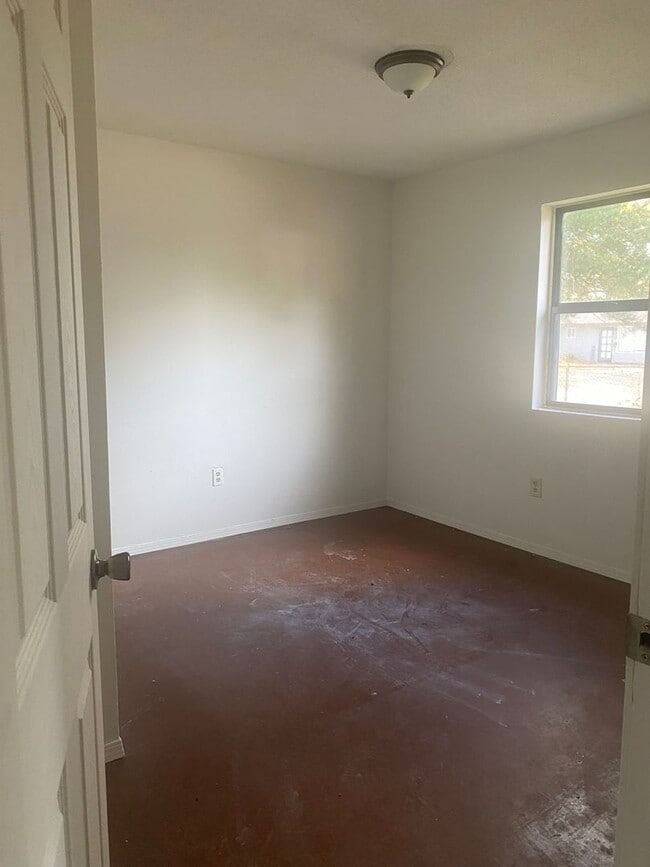 Building Photo - LIMITED TIME**NO APPLICATION FEE**1/2 OFF ...