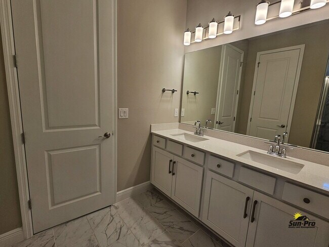 Building Photo - 379 Birkdale Dr