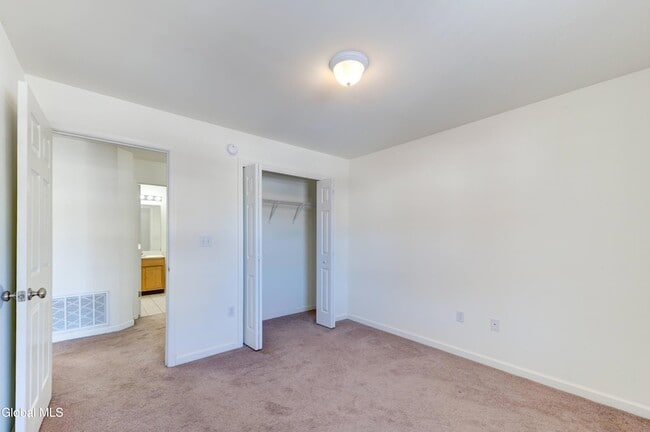 Building Photo - 304 Heritage Way