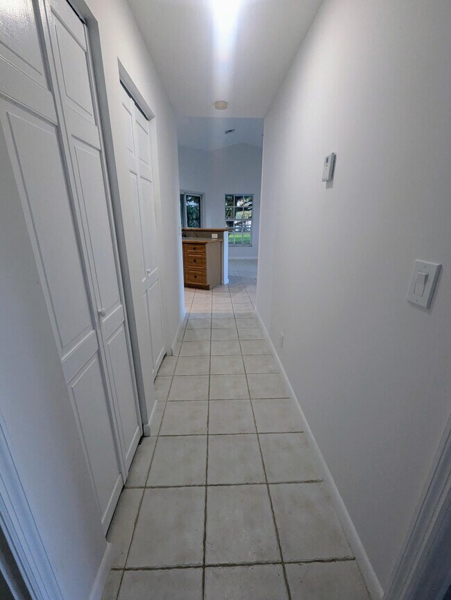 Building Photo - 819 Cindy Cir Ln