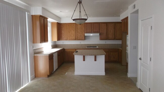 Building Photo - Excellent Elk Grove Location, Spacious 4 bedroom home with office, sitting parlor, and large kitchen