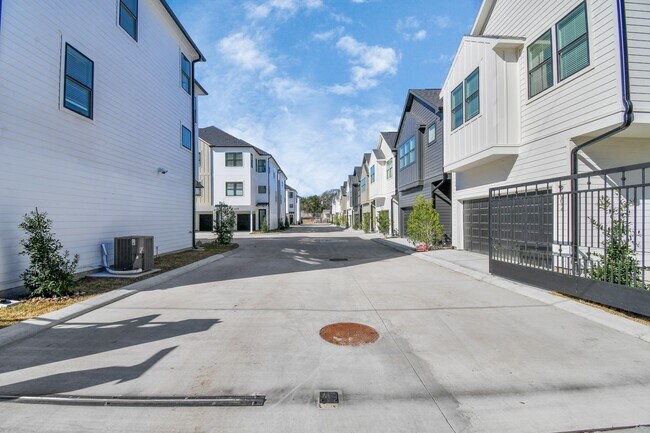 Building Photo - 9016 Laverne Laurel Ln