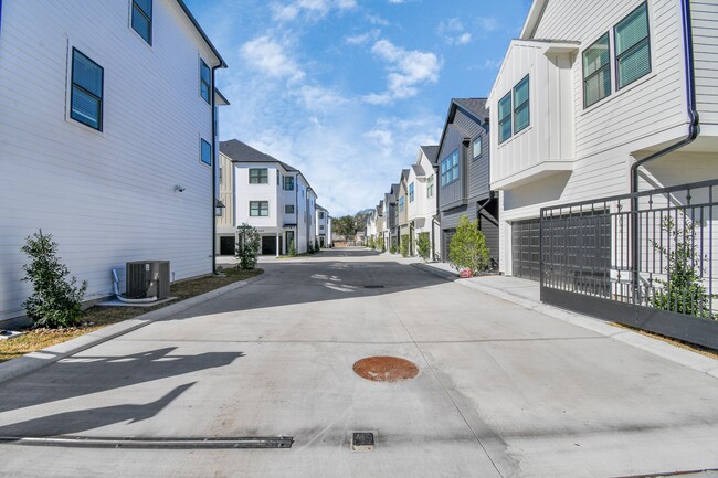 Building Photo - 9020 Laverne Laurel Ln