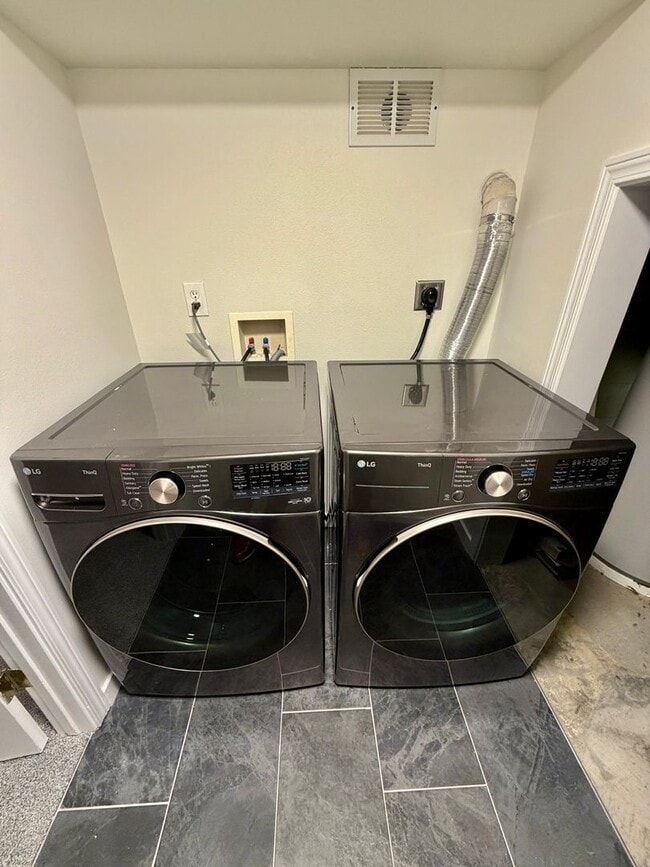 Building Photo - Beautifully Updated Ridgecrest 4-Bedroom Home 1/2 Month Rent Concession!!!