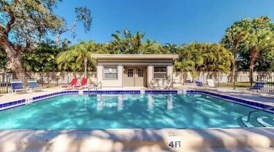 Building Photo - Charming 2/2 Seasonal Rental in Sarasota –...
