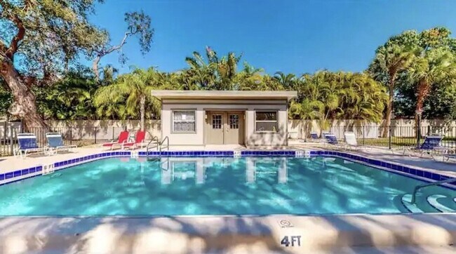 Primary Photo - Charming 2/2 Seasonal Rental in Sarasota –...