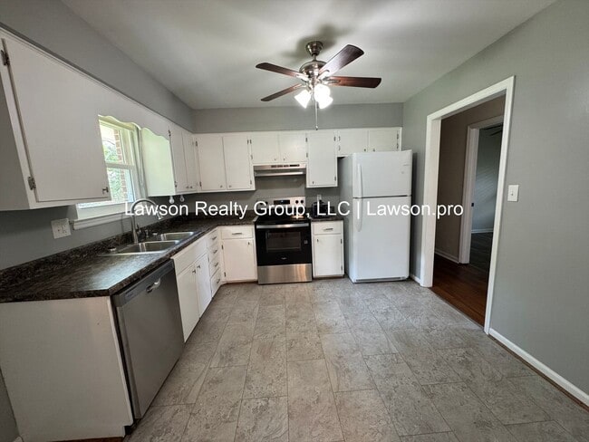 Building Photo - Three Bedroom Brick Ranch with Full Basement and Yard