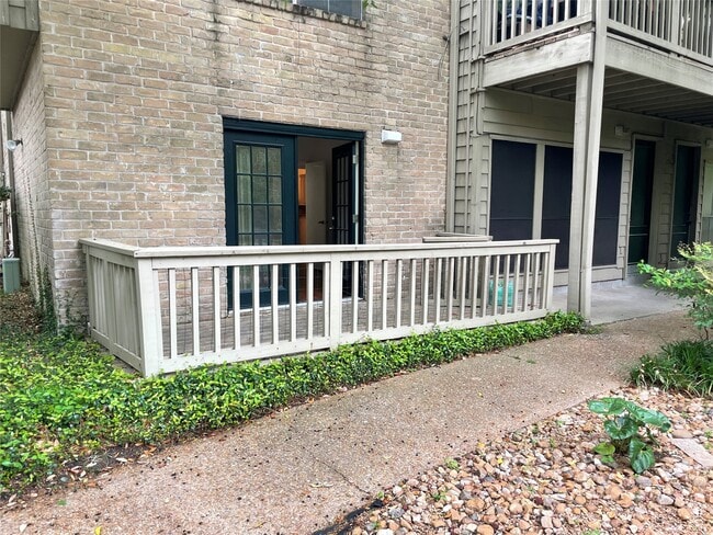 Building Photo - 2100 Tanglewilde St