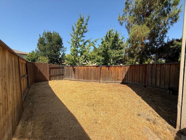 Building Photo - 2-story 4bed 2.5bath home available in Nor...