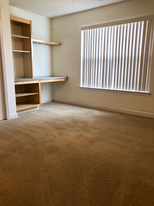 Building Photo - 431 Harts Cove Way