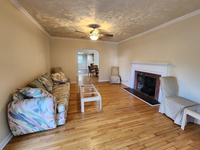 Building Photo - 2701 Woodsdale Ave