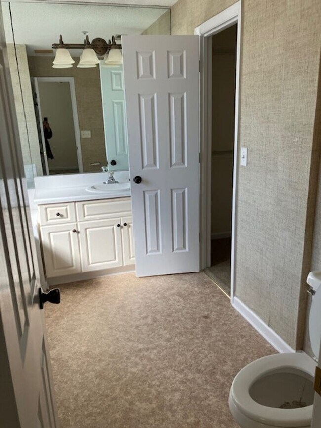 Building Photo - 715 Clearwater Ct
