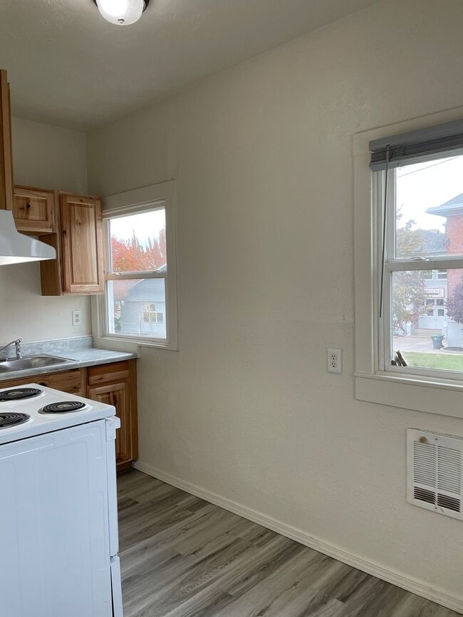 Building Photo - Newly Updated 1 Bedroom 1 Bathroom-Upstair...