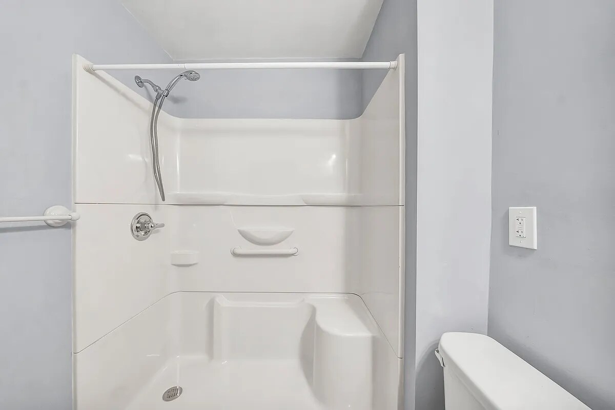 Building Photo - 238 Crestwood Ave