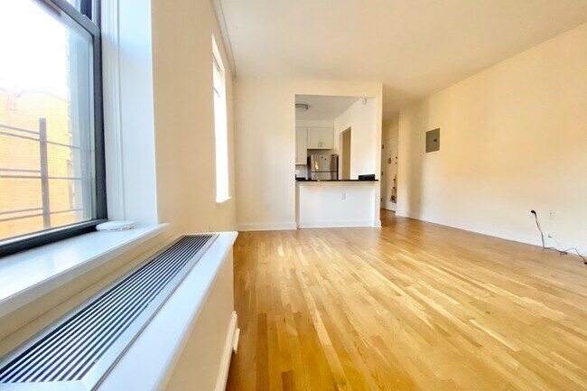 Building Photo - 105 Pinehurst Ave