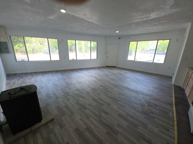 Building Photo - 13451 Lakeshore Dr