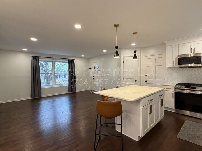 Building Photo - 5044 Baylor Dr